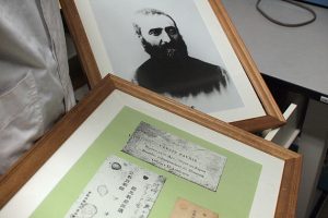 写真：フォーリーの肖像写真と名刺